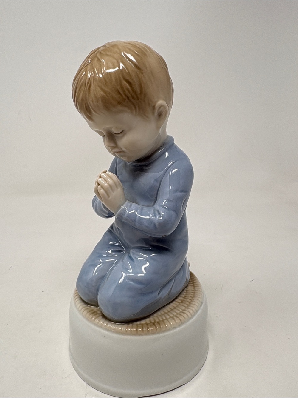 ROMAN Vintage Boy Praying Porcelain Music Box Braham's Lullaby Japan 1982 7"